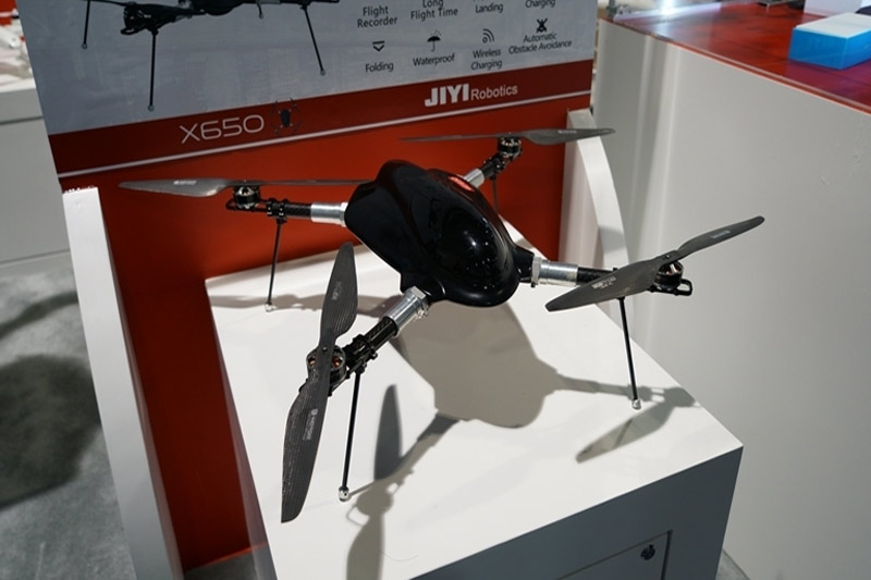 如果不是來到CES，你根本無法意識到，世界上有這么多公司在生產四軸無人飛行器。至少幾十家同類公司擠在一起。