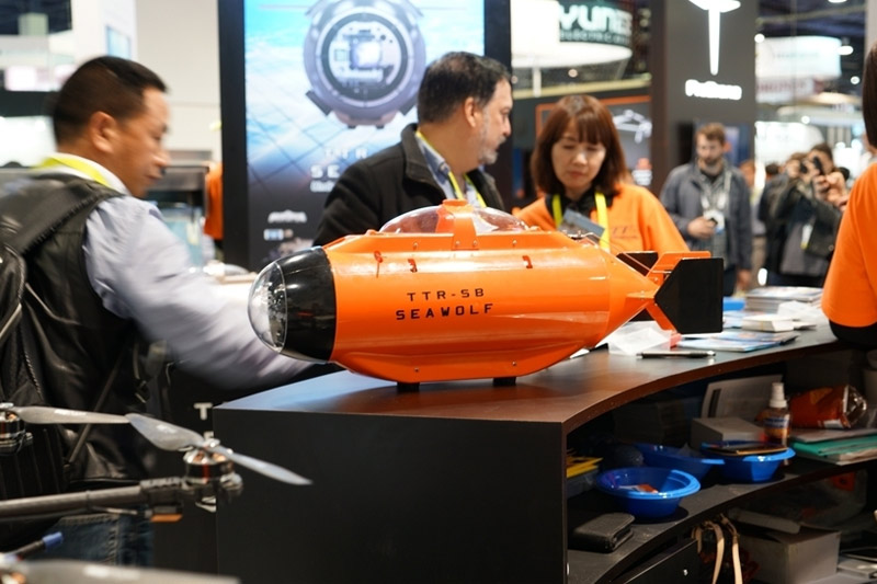 如果不是來到CES，你根本無法意識到，世界上有這么多公司在生產四軸無人飛行器。至少幾十家同類公司擠在一起。