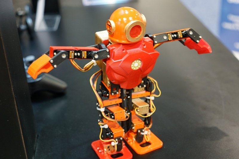 如果不是來到CES，你根本無法意識到，世界上有這么多公司在生產四軸無人飛行器。至少幾十家同類公司擠在一起。