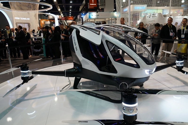 如果不是來到CES，你根本無法意識到，世界上有這么多公司在生產四軸無人飛行器。至少幾十家同類公司擠在一起。