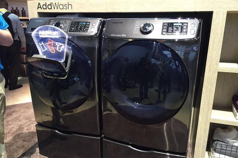 三星在CES展上推出了AddWash洗衣機，在滾筒洗衣機前門視窗上多開了一扇，可以在洗衣過程中隨時添加遺漏衣物或另添洗衣液。