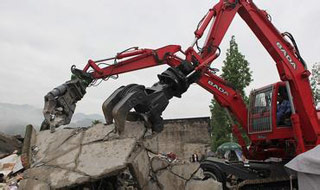 正在工作的雙動(dòng)力智能型救援工程機(jī)器人